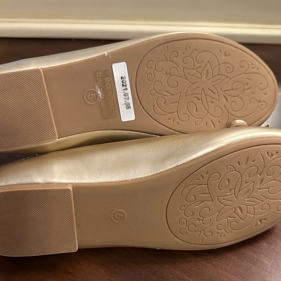 Dream Pairs Gold Bow Flats - Picture 2 of 3